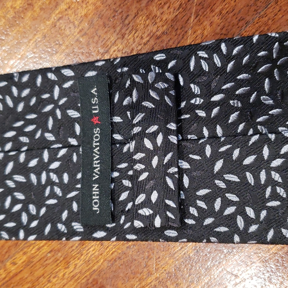 John Varvatos Black and Gray Leaf Pattern Tie - Picture 3 of 7